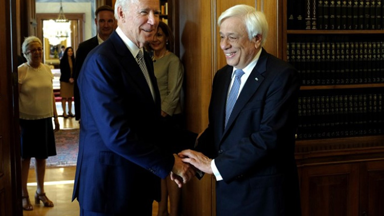 Μπάιντεν σε Παυλόπουλο: Επιθυμούμε να βγει η Ελλάδα από την κρίση