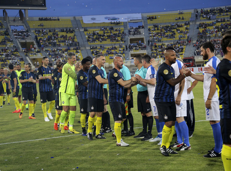 Οι παίκτες των δύο ομάδων πριν τη σέντρα