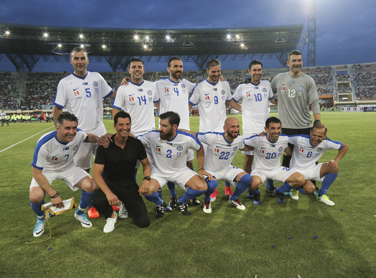 Η ενδεκάδα της Εθνικής μαζί με τον Σάκη Ρουβά
