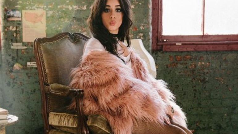 H Camila Cabello είναι το νέο πρόσωπο της Guess