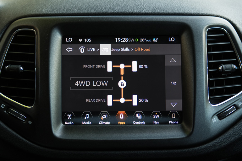 H οθόνη αφής προσφέρει ενημέρωση για πολλές λειτουργίες του αυτοκινήτου και φυσικά συνδέεται με το κινητό τηλέφωνο