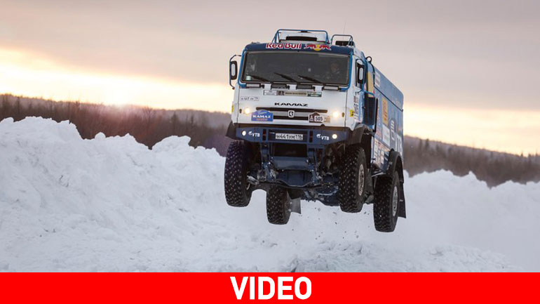 Εκπληκτικό άλμα από αγωνιστικό φορτηγό