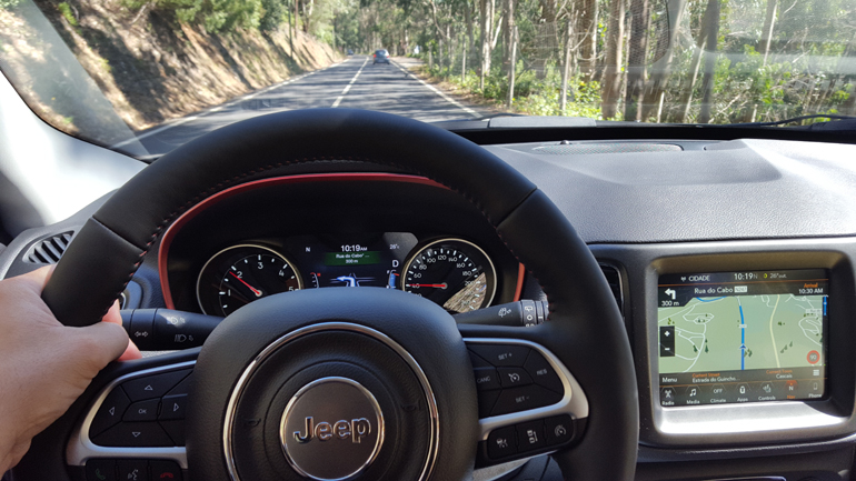 Πίσω από το τιμόνι του Compass με προορισμό το Sintra Nation Park, λίγο έξω από την Λισαβόνα