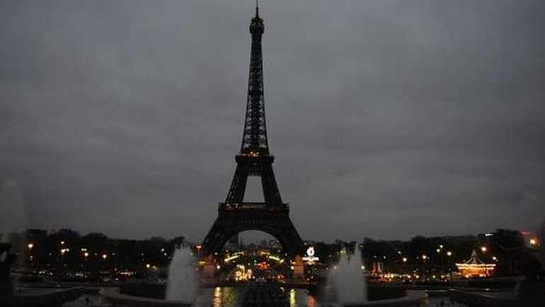 Ο Πύργος του Άιφελ σβήνει τα φώτα του για τα θύματα της Τεχεράνης