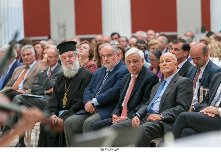 (από αριστερά) Ο πρωτοπρεσβύτερος πατήρ Δημήτριος Νίκου, Εκπρόσωπος του Μακαριωτάτου Αρχιεπισκόπου Αθηνών και Πάσης Ελλάδος κ. κ. Ιερωνύμου Β’, ο Αναπληρωτής Υπουργός Έρευνας και Καινοτομίας κ. Κ. Φωτάκης, η Α.Ε. ο Πρόεδρος της Δημοκρατίας κ. Π. Παυλόπουλος, ο Πρόεδρος του Δ.Σ. του Ιδρύματος Μποδοσάκη κ. Δ. Βλαστός 