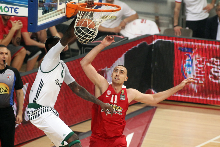 Το άλεϊ ουπ κάρφωμα του Γκιστ απέναντι στον Μιλουτίνοφ