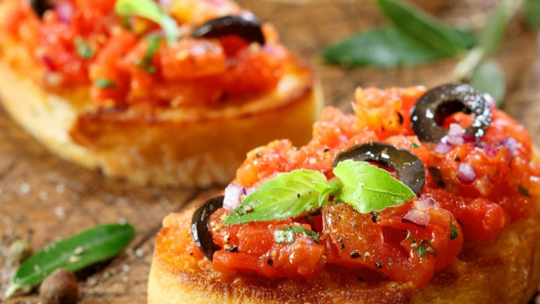 Μπρουσκέτα με ντομάτα και βασιλικό Μπρουσκέτα με ντομάτα και βασιλικό