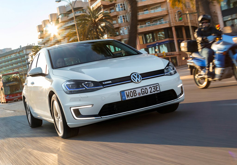 Το ηλεκτρικό VW Golf δεν διαφέρει εξωτερικά με τις εκδόσεις βενζίνης ή diesel...