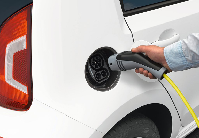 Τα ηλεκτρικά αυτοκίνητα φορτίζουν από μία κοινή πρίζα και πολύ... απλά