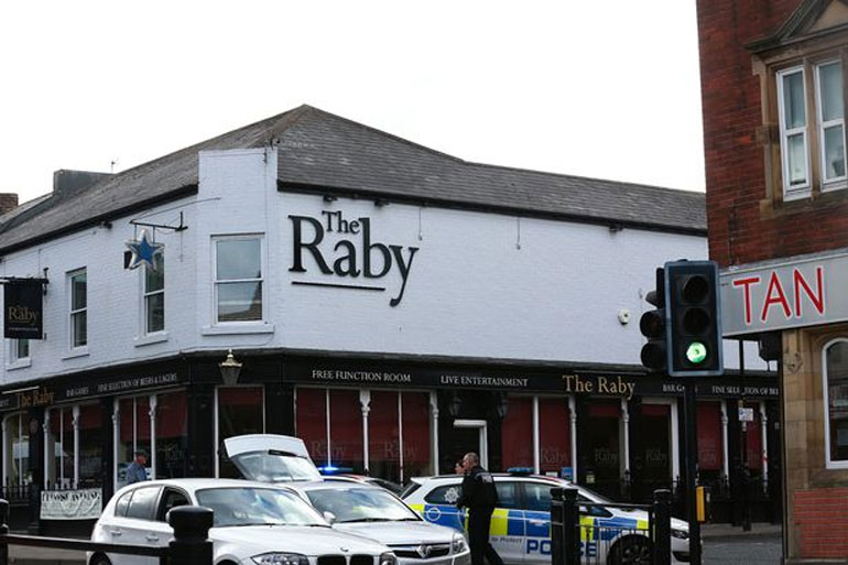 Άνδρες της αστυνομίας έχουν αποκλείσει την περιοχή