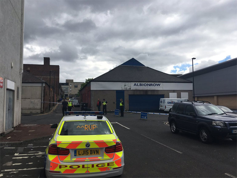 Στο σημείο βρίσκονται περιπολικά και ασθενοφόρα