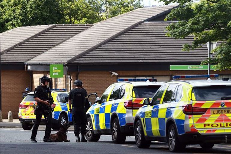 Άνδρες της αστυνομίας με ειδικά εκπαιδευμένα σκυλιά