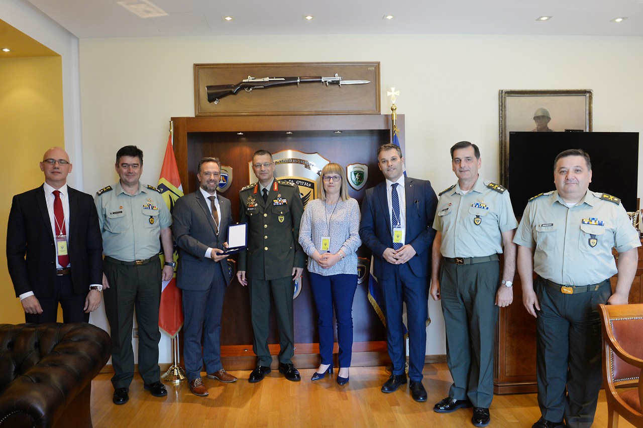 Υψηλόβαθμα στελέχη του Γενικού Επιτελείου Στρατού με στελέχη της εισαγωγικής εταιρείας των αυτοκινήτων VW