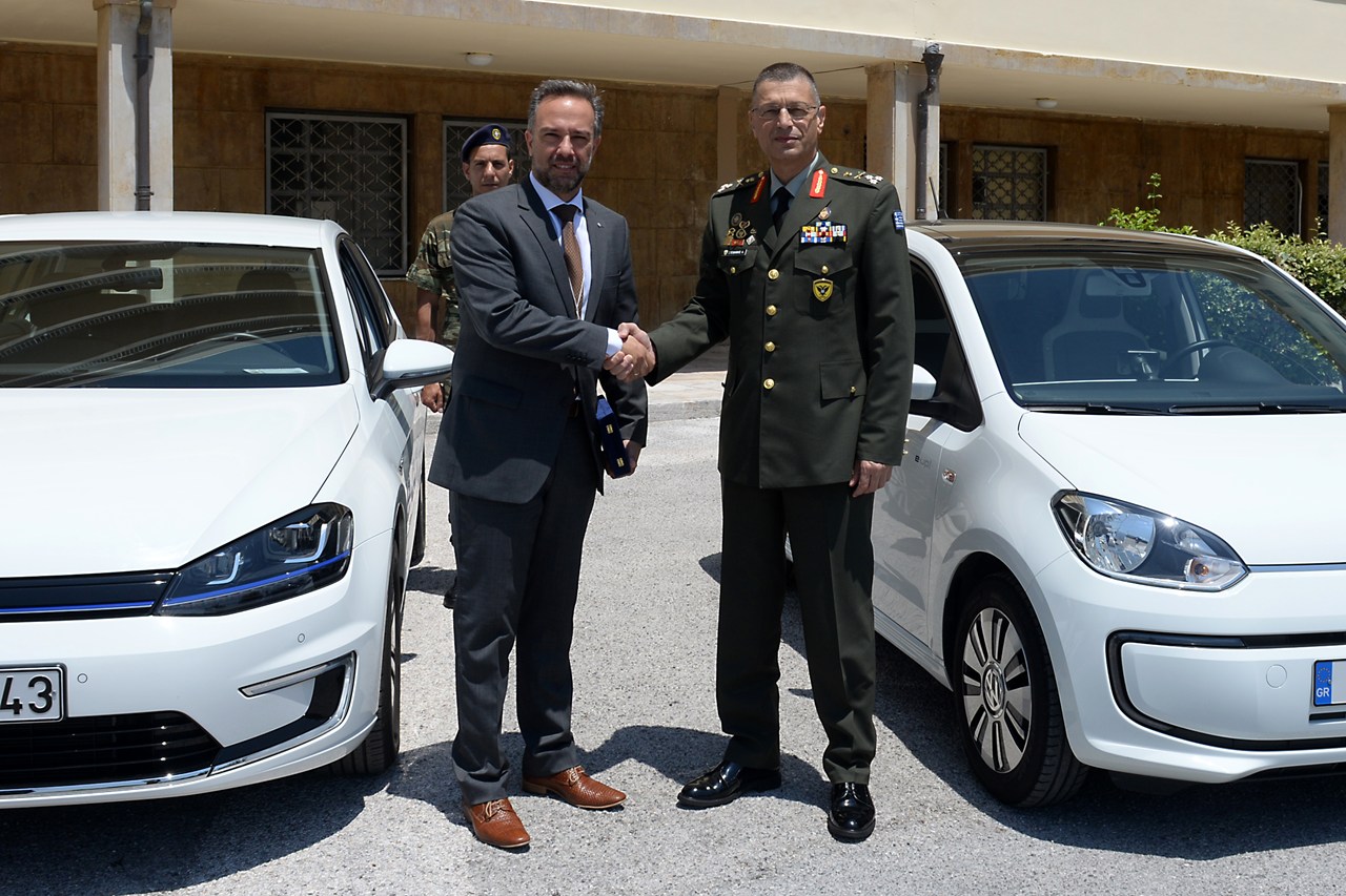 Ο αρχηγός ΓΕΣ και Αντιστράτηγος Αλκιβιάδης Στεφανής μαζί με τον εμπορικό διευθυντή της VW Θανάση Κονιστή