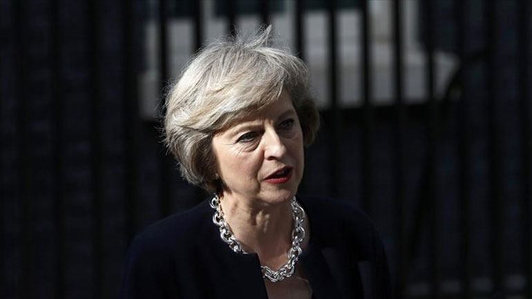 Σε κατάσταση σοκ ο βρετανικός τύπος – «Κρεμασμένη σε μία κλωστή» η Τερέζα Μέι