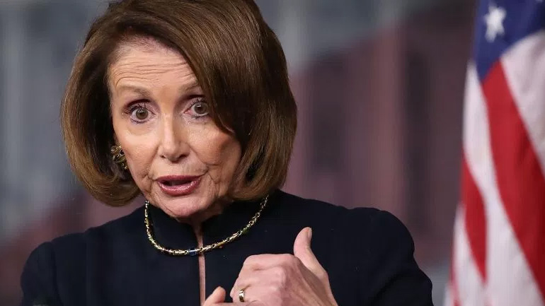 Πελόσι κατά Τραμπ: Καταχράστηκε την εξουσία στις επαφές του με τον Κόμεϊ