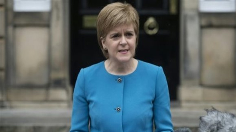 Στέρτζον: Η Μέι πρέπει να εγκαταλείψει τα σχέδιά της για σκληρό Brexit