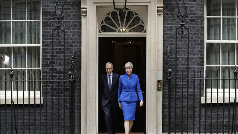 Μέι από την Downing Street: Εγγυόμαστε τη σταθερότητα για την επόμενη πενταετία