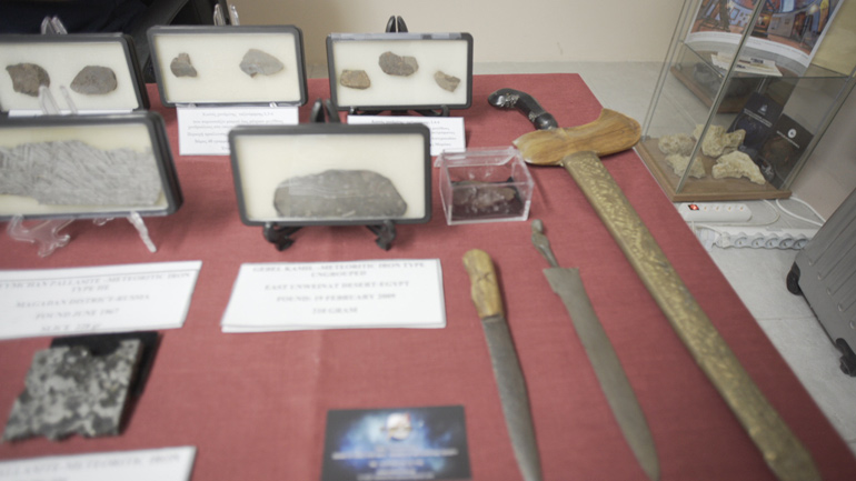 Μέρος της συλλογής από κομμάτια μετεωριτών που έχει συλλέξει ο Τάκης Θεοδοσίου από όλο τον κόσμο. Από μετεωριτικό υλικό επίσης έχουν κατασκευαστεί ορισμένα σπάνια ξίφη της αρχαιότητας!