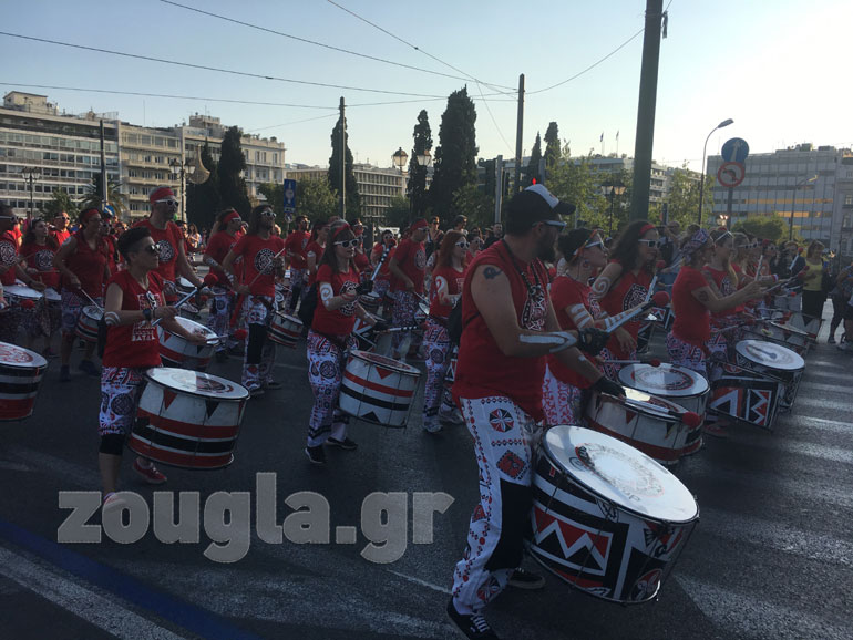 Τα τύμπανα δίνουν το ρυθμό στην πορεία