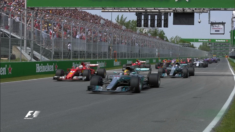 Η εκκίνηση του αγώνα. Εντυπωσιακός ήταν ο Verstappen που... πετάχτηκε από την 5η στην 2η θέση...