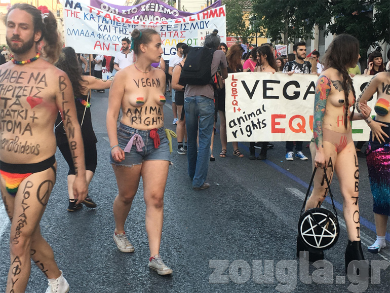 Δεκάδες διαδηλωτές έγραψαν στο πρόσωπο και στο σώμα τους μηνύματα