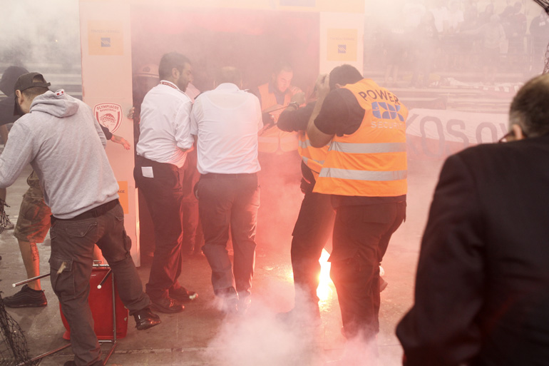 Οι φωτοβολίδες έπεσαν στον πάγκο του Παναθηναϊκού και τον περιβάλλοντα χώρο του γηπέδου