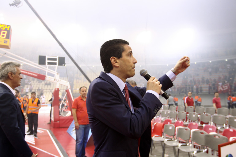 Ο Γιάννης Σφαιρόπουλος κάνει έκκληση να αδειάσουν οι εξέδρες και να επαναρχίσει ο αγώνας