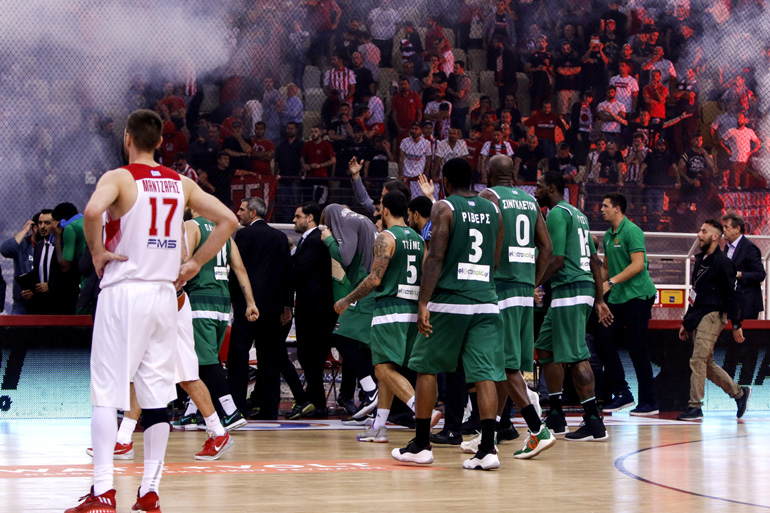 Οι παίκτες του Παναθηναϊκού φεύγουν για τα αποδυτήρια