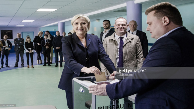 Η Μαρίν Λεπέν ψήφισε στο Ενέν-Μπομόν και κάλεσε τους Γάλλους να συμμετάσχουν στις εκλογές