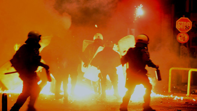 Επίθεση σε διμοιρία των ΜΑΤ στη συμβολή των οδών Πατησίων και Τοσίτσα