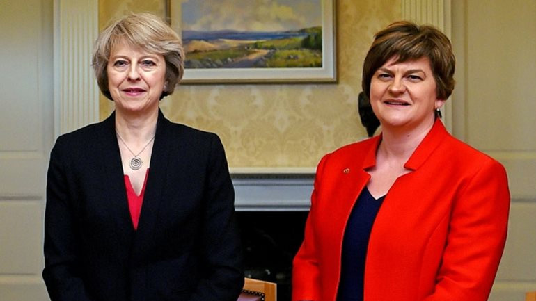 Η Μέι τελικά δεν έδωσε τα χέρια με το DUP – Οι συζητήσεις συνεχίζονται