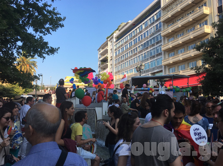 Οι συμμετέχοντες στην πορεία κρατούσαν πανό και πλακάτ τα οποία έγραφαν συνθήματα υπέρ της ισότητας και του σεβασμού των ανθρώπινων δικαιωμάτων