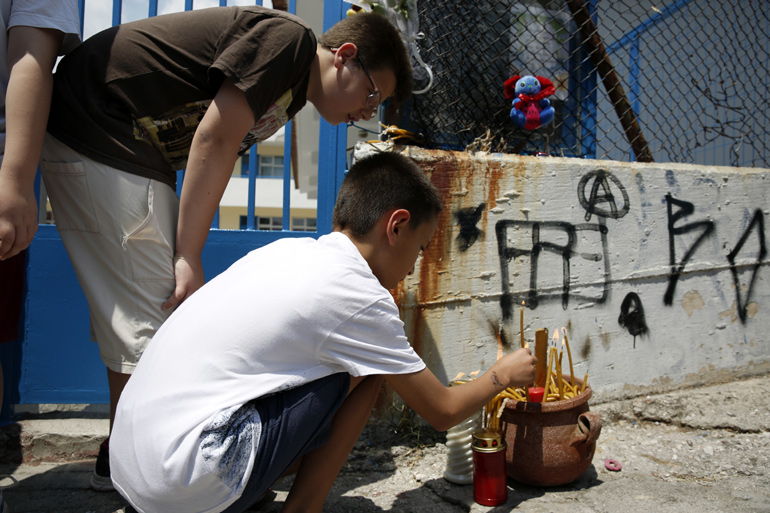 Συμμαθητές του άτυχου 10χρονου ανάβουν κεριά έξω από το σχολείο τους