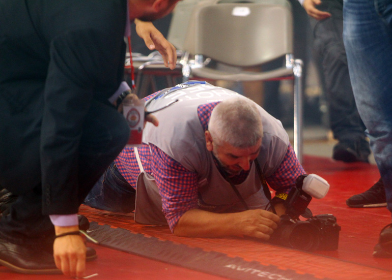 Ο φωτογράφος από την αναταραχή και τα καπνογόνα βρέθηκε στο έδαφος