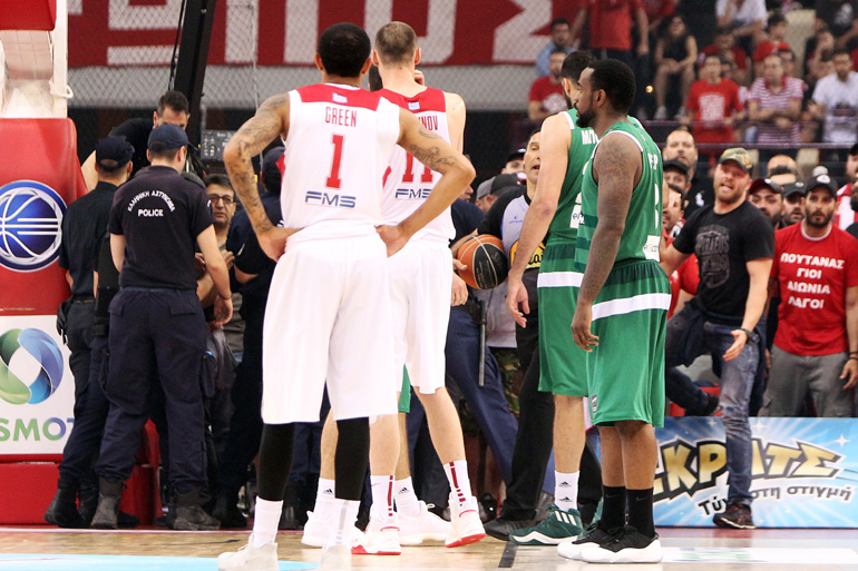 Ένταση με τους οπαδούς του Ολυμπιακού που βρίσκονταν κοντά στην αποστολή των «πράσινων»