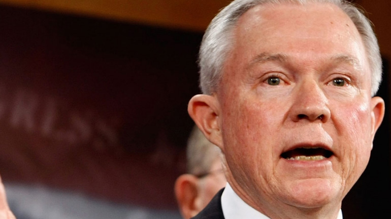 O Σέσιονς δήλωσε πως θα απαντήσει στον Κόμεϊ με κατάθεση