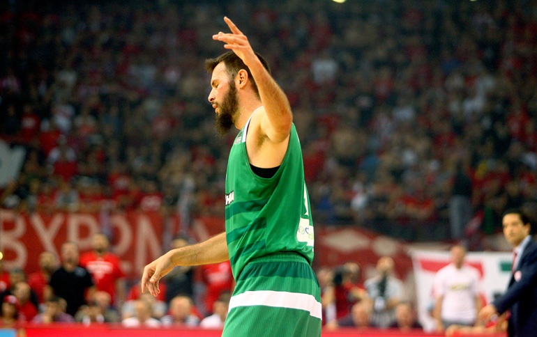 Ο Φώτσης πανηγυρίζει το τρίποντο που σημείωσε