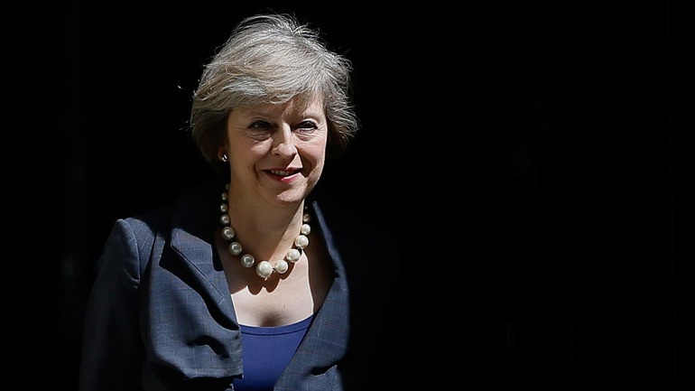 Η Μέι επαναφέρει στο υπουργικό συμβούλιο τον πολιτικό της αντίπαλο για να συσπειρώσει το κόμμα