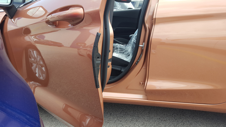 Με το που ανοίγεις την πόρτα εμφανίζεται αυτό το προστατευτικό, κάτι που έχουμε δει και σε άλλα μοντέλα της μάρκας και είναι ιδιαίτερα χρηστικό...