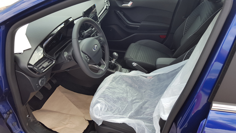 Το εσωτερικό του Fiesta με τα... πλαστικά του. Είπαμε, 'καινουργίλα'! 