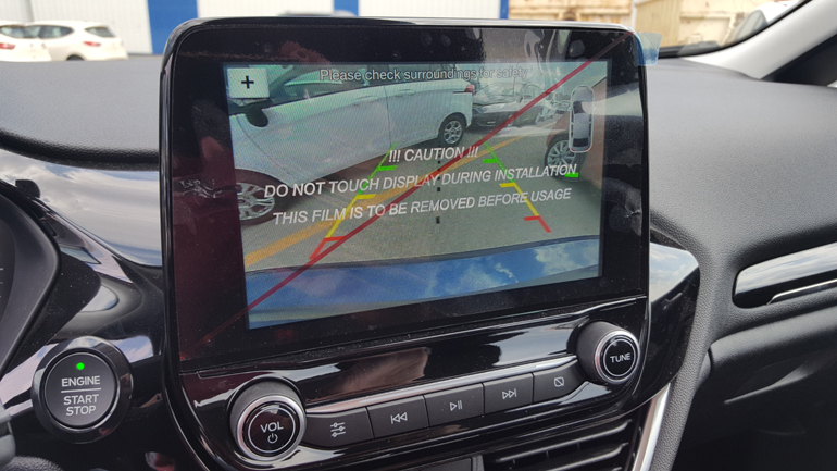 Η οθόνη αφής που βρίσκεται στην κεντρική κονσόλα διαθέτει και κάμερα οπισθοπορείας υψηλής ευκρίνειας 