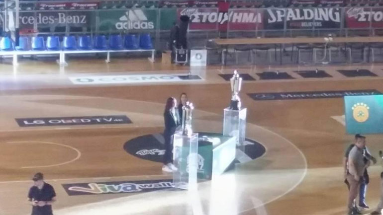 Οι δύο κούπες που κατέκτησε ο μπασκετικός Παναθηναϊκός έχουν πάρει θέση στο παρκέ του ΟΑΚΑ