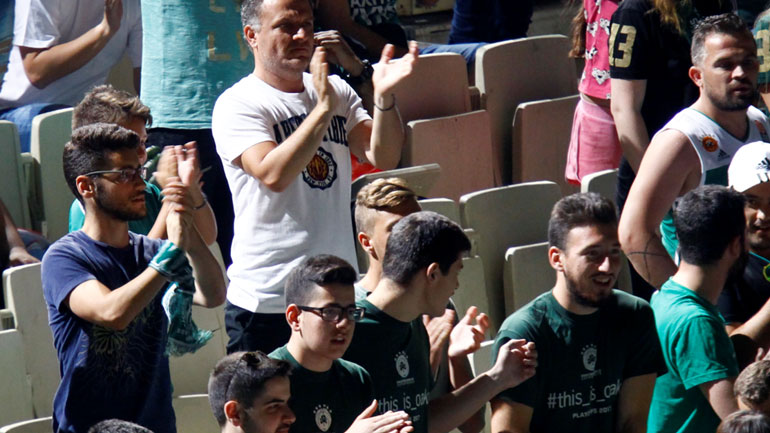 Φίλαθλοι του τριφυλλιού όλων των ηλικιών έχουν πάει στο κλειστό του ΟΑΚΑ