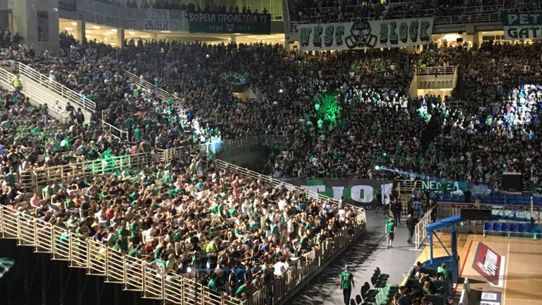 Τα φώτα έσβησαν και όλα πλέον είναι έτοιμα για να αρχίσει η φιέστα των πράσινων