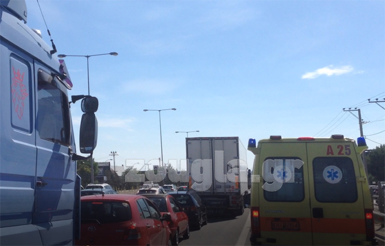 Για ένα τέταρτο περίπου προκλήθηκε κυκλοφοριακό κομφούζιο, με το ασθενοφόρο να κινείται μέσω της Λ.Ε.Α.