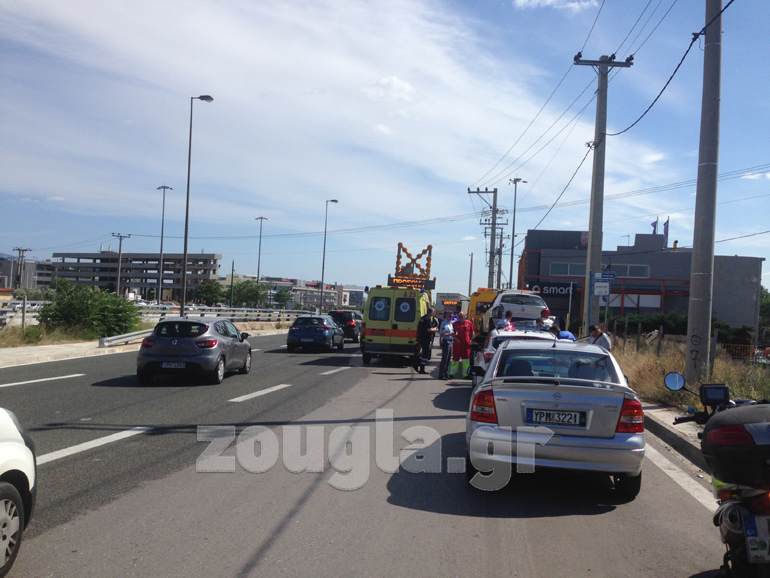 Τα οχήματα μεταφέρθηκαν τάχιστα στον παράδρομο της Εθνικής Οδού