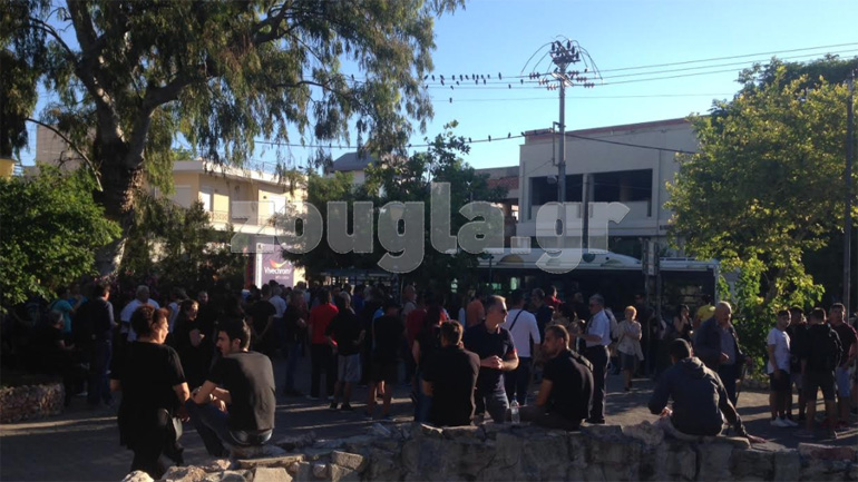 Οι κάτοικοι στην πλατεία λίγο πριν την έναρξη της πορείας