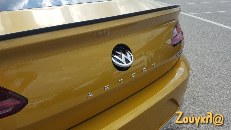 Το λογότυπο μετακινείται όταν το αυτοκίνητο κινείται με την όπισθεν προκειμένου να τεθεί σε λειτουργία η κάμερας οπισθοπορείας... 