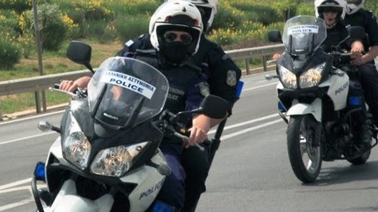 Έρευνες στην Ακράτα για τον εντοπισμό οδηγού αυτοκινήτου που βρέθηκε σταθμευμένο στην εθνική οδό